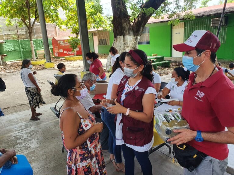 Brinda DIF Acapulco asistencia social y médica a colonos de Las Parotas