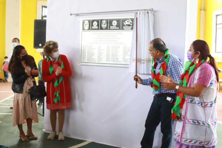 MÁS OBRAS SOCIALES Y APOYOS LLEVAN HÉCTOR ASTUDILLO Y SU ESPOSA MERCEDES CALVO A COCHOAPA EL GRANDE Y METLATÓNOC EN LA MONTAÑA