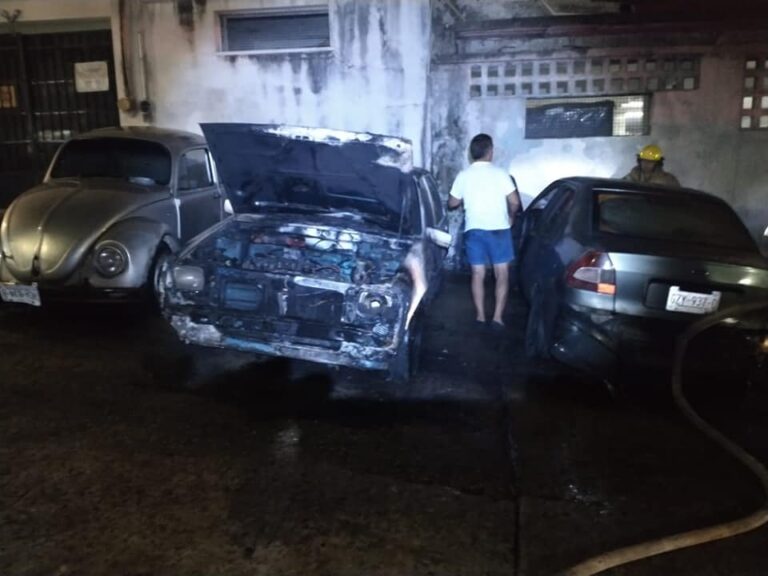 Individuos armados quemaron tres automóviles, en el Barrio de la Guinea Acapulco