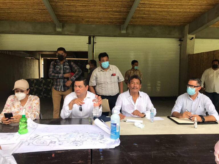 Se reúne Arquelao de la Cruz con representante de la SEDATU para revisar la conclusión de la remodelación del parque papagayo.