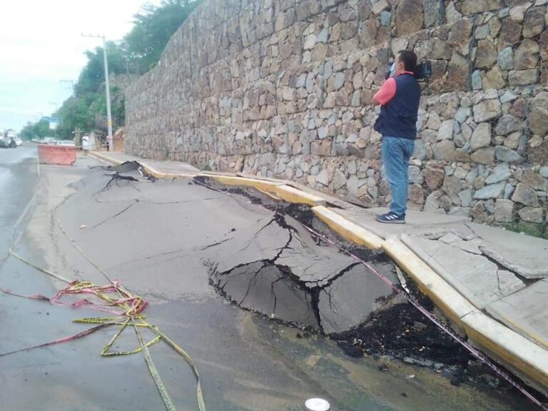 Bloquean taxistas de la Jardín por taluden carretera y riesgo de caída de muro