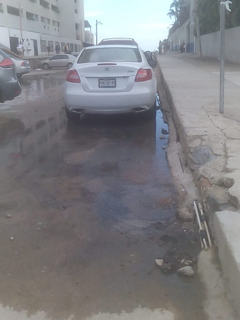 FUGAS DE AGUAS PESTILENTES EN PLENA COSTERA MIGUEL ALEMÁN