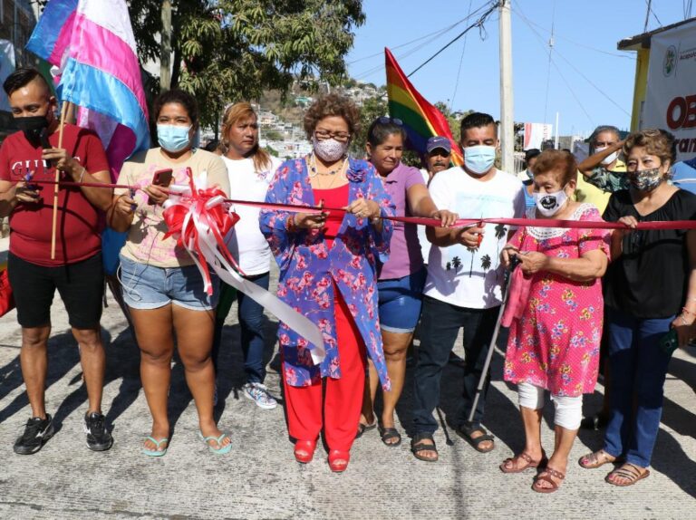 Inaugura Adela Román pavimentación de la calle Lázaro Cárdenas