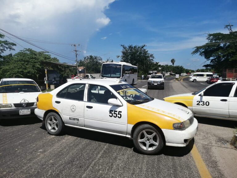Bloqueo en el poblado de Tres Palos, contra acciones de la policía