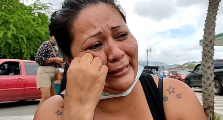 Bloquean familiares de pescadores desaparecidos la costera de Acapulco por más de 2 horas