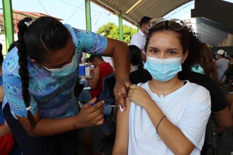 Ante aumento de contagios, rezagados van a la vacuna: Salud Acapulco