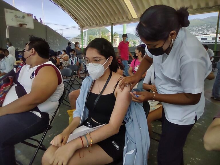 Más de 16 mil vacunas se aplican diariamente a jóvenes acapulqueños