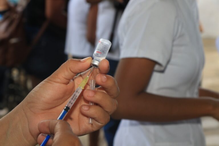 Está garantizada para toda la ciudadanía la vacuna contra el COVID-19