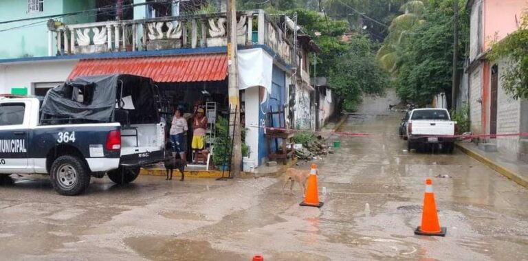 En la colonia La Mica, un masculino fue asesinado a balazos, al parecer trabajador de maquinaria pesada.