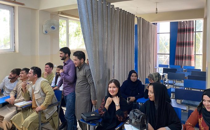 La afganas universitarias son separadas de los hombres en su regreso a clases