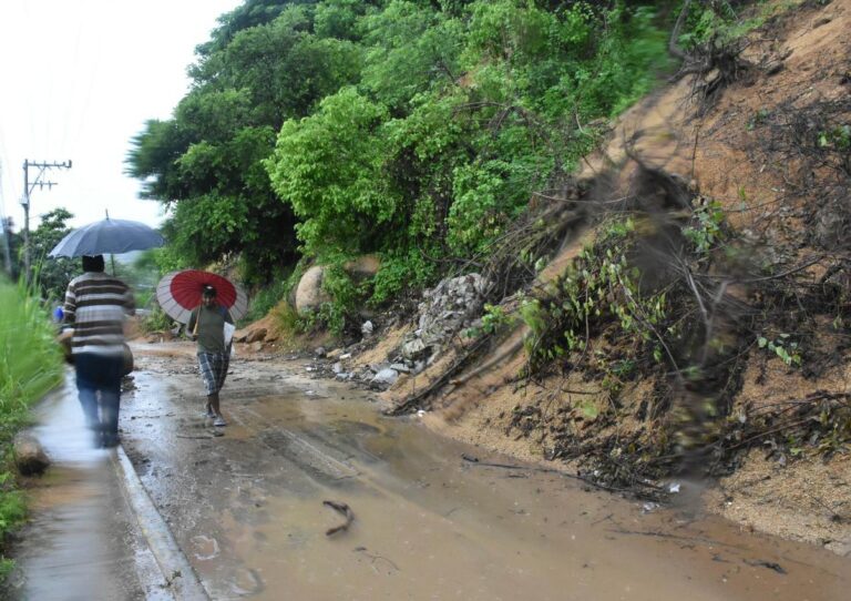 Retira Maquinaria Pesada deslave en la calle “El Chorrito”, vía que comunica a Carabalí