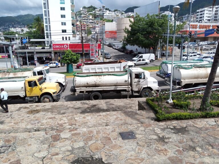 Choferes de pipas bloquean el ayuntamiento de Acapulco