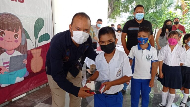 Beneficia Sedesol Acapulco con tabletas electrónicas a mil 500 alumnos para continuar su educación en pandemia