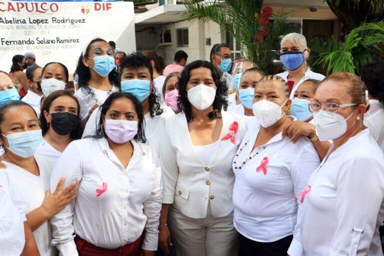 Toma Abelina López protesta a integrantes del Patronato DIF
