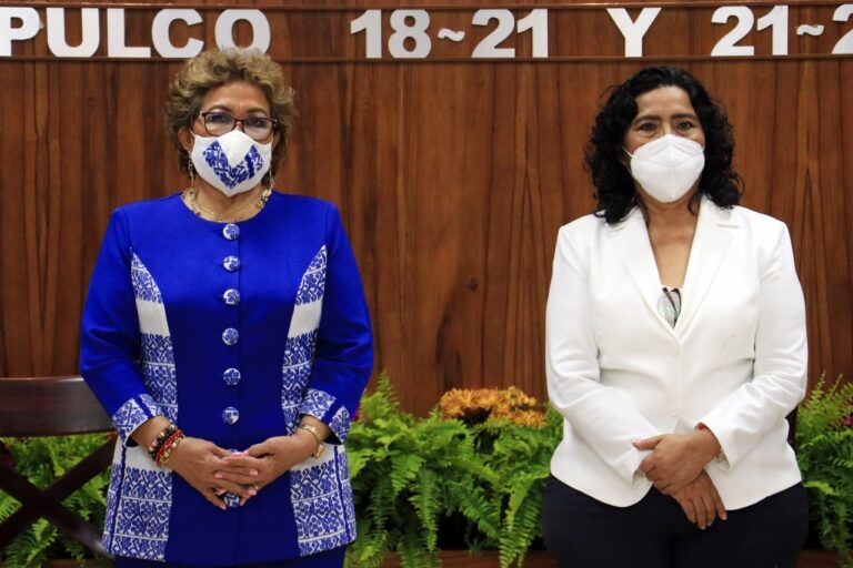 Entrega Adela Román Ocampo las llaves de la ciudad a Abelina López Rodríguez