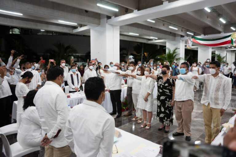 Toma protesta la presidenta municipal Abelina López Rodríguez a secretarios de su gabinete