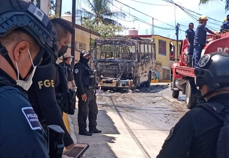 Sofoca Bomberos incendio de camión urbano