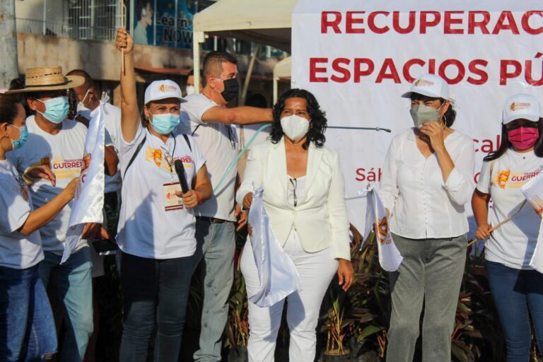 Da Abelina López banderazo a jornada de limpieza en el Zócalo