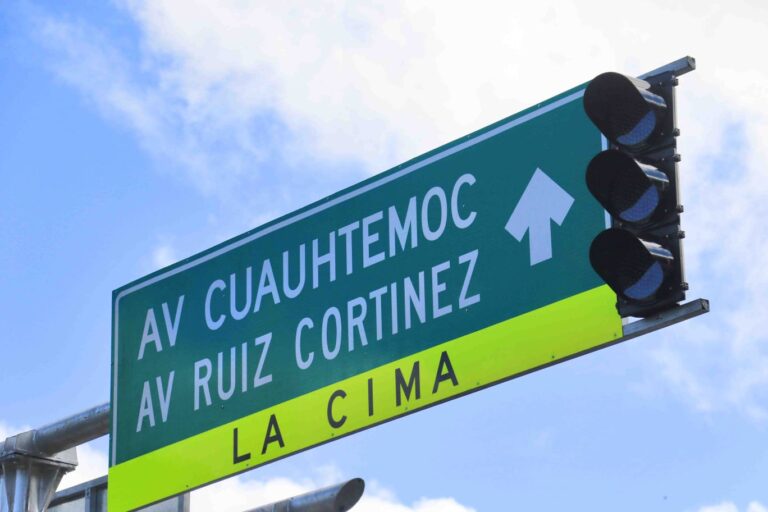 Inicia la Coordinación de Movilidad la colocación de semáforos en La Cima