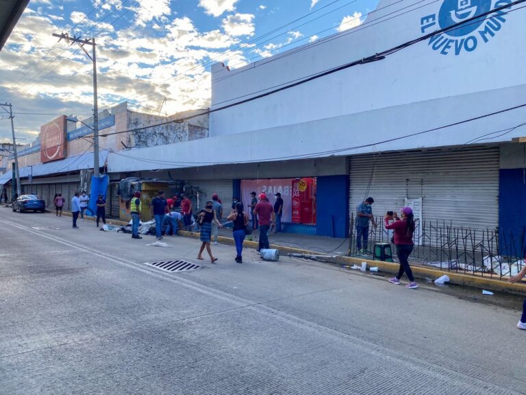 Retira Vía Pública a 60 puestos informales en la avenida Cuauhtémoc