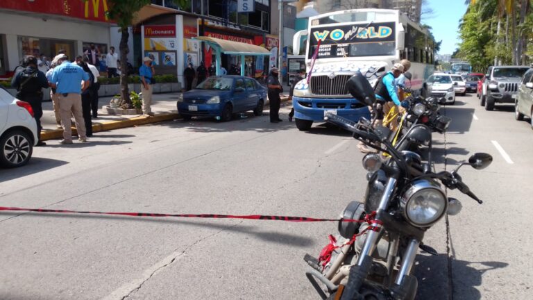 Un chofer de un urbano fue acribillado a balazos, en la avenida Costera, frente a la Galerías Acapulco