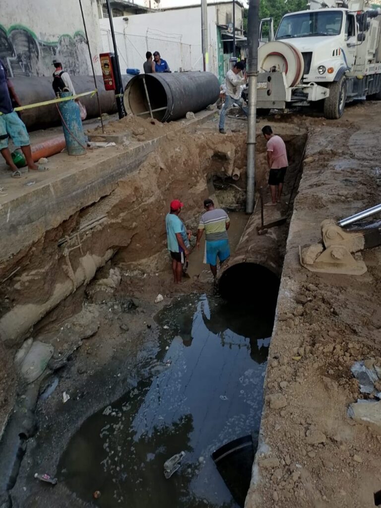 Repara CAPAMA fuga de drenaje sanitario en la calle Diego Hurtado de Mendoza