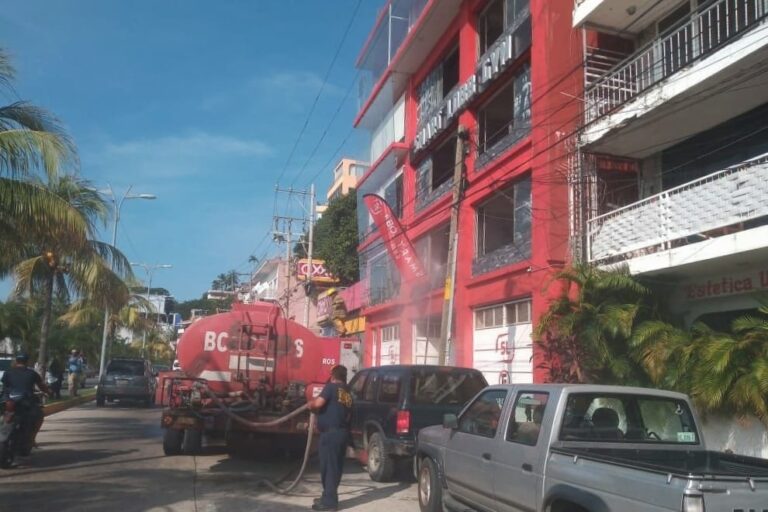 Atiende bomberos, incendio en gimnasio en avenida Costera