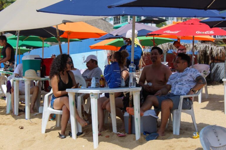 Disfrutan turistas de las playas de Acapulco por festividades del Día de Muertos