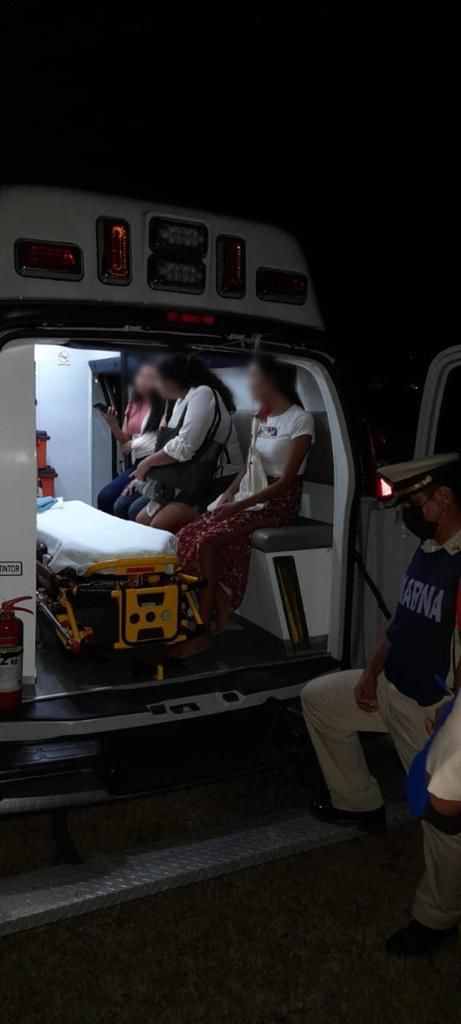 Marina logra rescate de cuatro personas de embarcación hundida durante el desfile nocturno en Bahía de Zihuatanejo