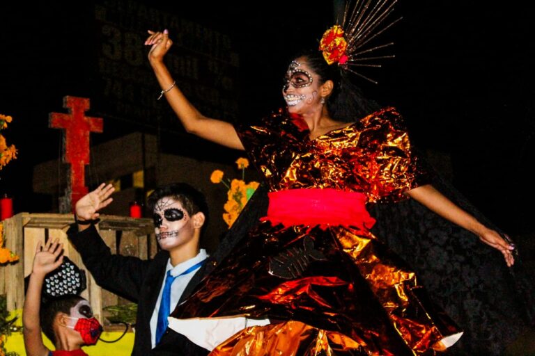 Gobierno de Acapulco revive la tradición de Día de Muertos en la caravana del Acatrina Fest 2021