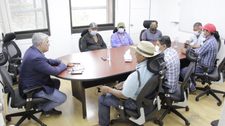 RECIBE DIPUTADO SÁNCHEZ ESQUIVEL A GESTORES DE CAMINOS DE SAN LUIS ACATLÁN