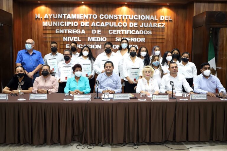Entrega Gobierno municipal certificados de estudios a trabajadores