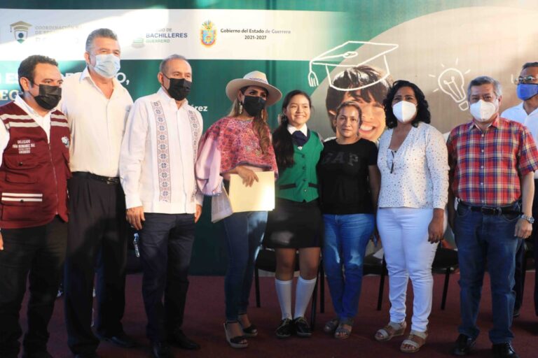 Asiste Abelina López a la entrega de becas «Benito Juárez García» junto a la gobernadora de Guerrero