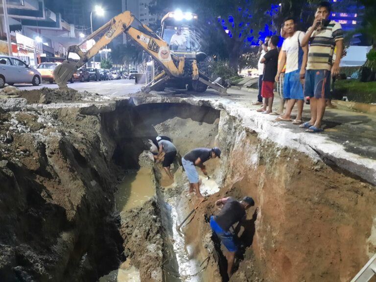 Inicia la Capama sustitución de tubería dañada sobre la costera Miguel Alemán