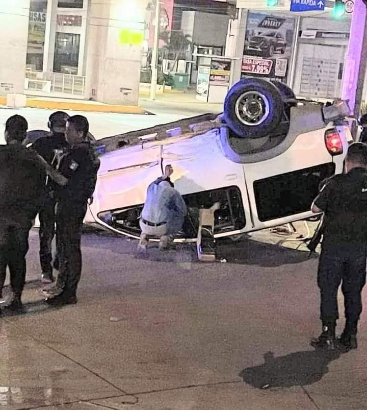 Rescatan bomberos a prensados en accidente automovilístico