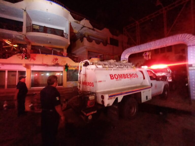 Sofocan autoridades incendio en hospedería de Puerto Marqués