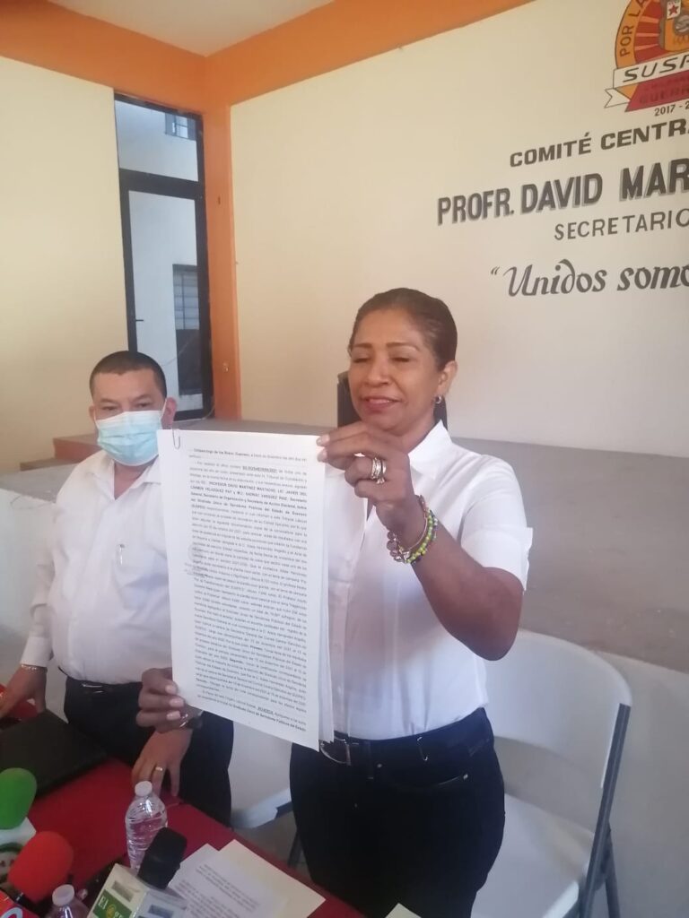 Recibe su toma de nota que la declara como Secretaria General del SUSPEG GUERRERO Adela Hernández Angelito 2021 2025 Muchas Felicidades