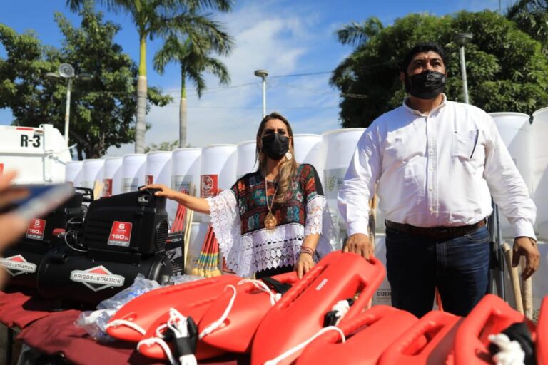Entrega Evelyn Salgado equipamiento y uniformes a la Promotora de Playas Acapulco