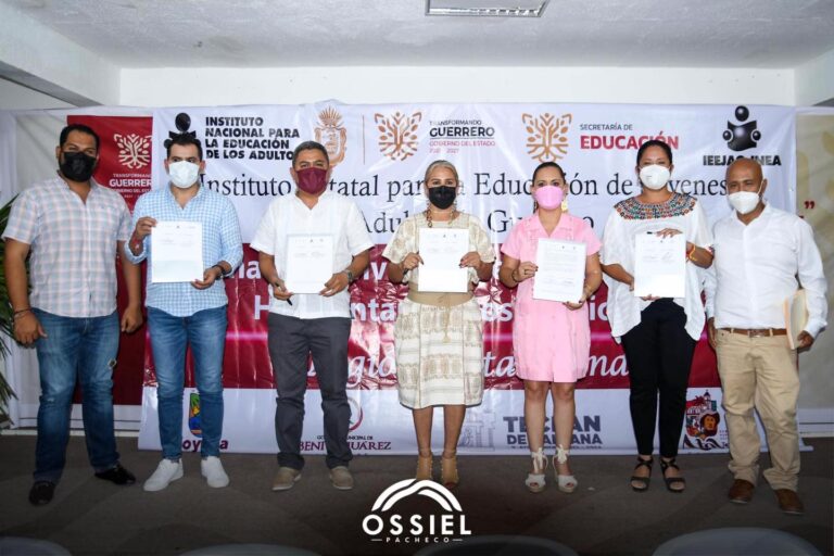 OSSIEL PACHECO JUNTO A PRESIDENTES Y PRESIDENTAS DE LA COSTA GRANDE,FIRMARON EL CONVENIO DE TRABAJO COLABORATIVO CON EL IEEJAG INEA GUERRERO