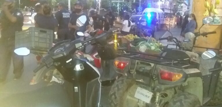 En dos operativos simultáneos, elementos de tránsito, multaron a varios motociclista, por la falta de licencia para conducir,  y cascos de protección