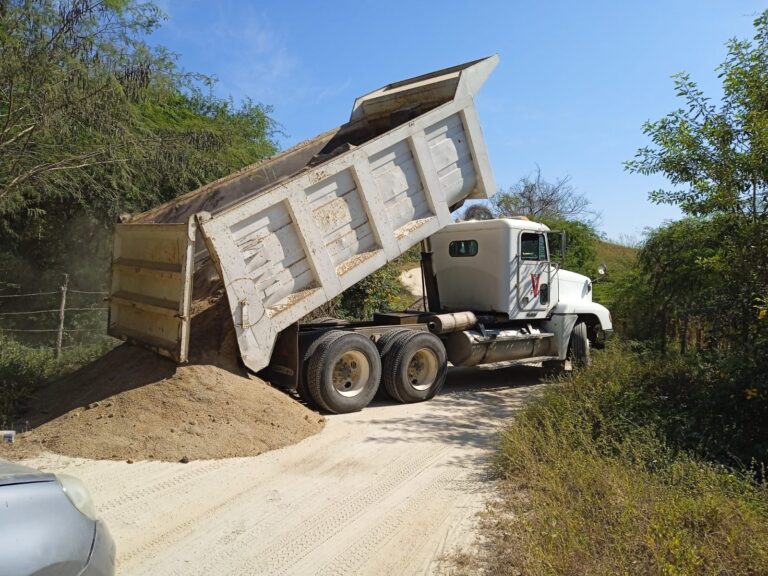 Continúan los trabajos de mantenimiento a caminos rurales y saca cosechas del municipio de San Marcos.