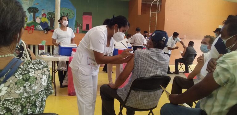 Inicia vacunación del refuerzo, para los adultos mayores de 60 y más y rezagados, en la unidad deportiva “Ángel Aguirre Rivero”, en orden alfabético de la “A” a la “F”, mañana de la “G” a la “N” y el jueves de la “O” a la “Z”.