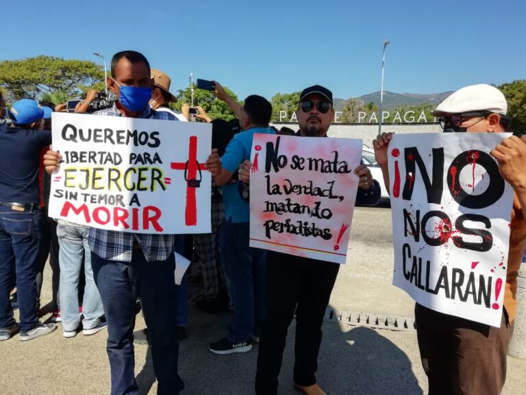 El día de hoy se manifiestan diferentes medios de comunicación En el asta bandera de Acapulco