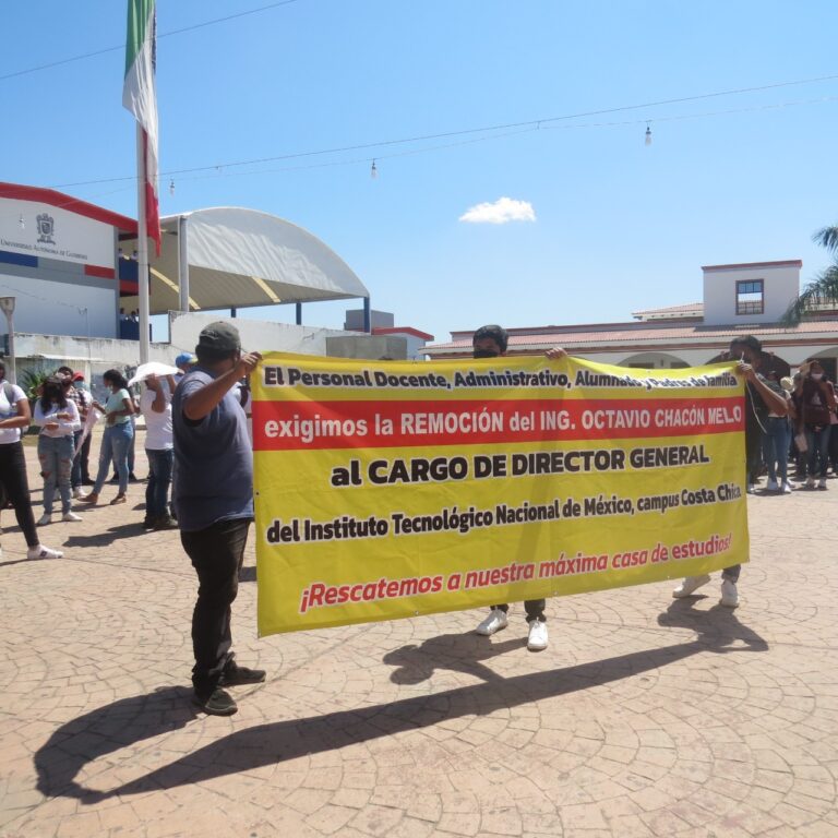 Marchan estudiantes, personal administrativo y maestros del Tecnológico poden la salida del Director Octavio Chacón Melo.