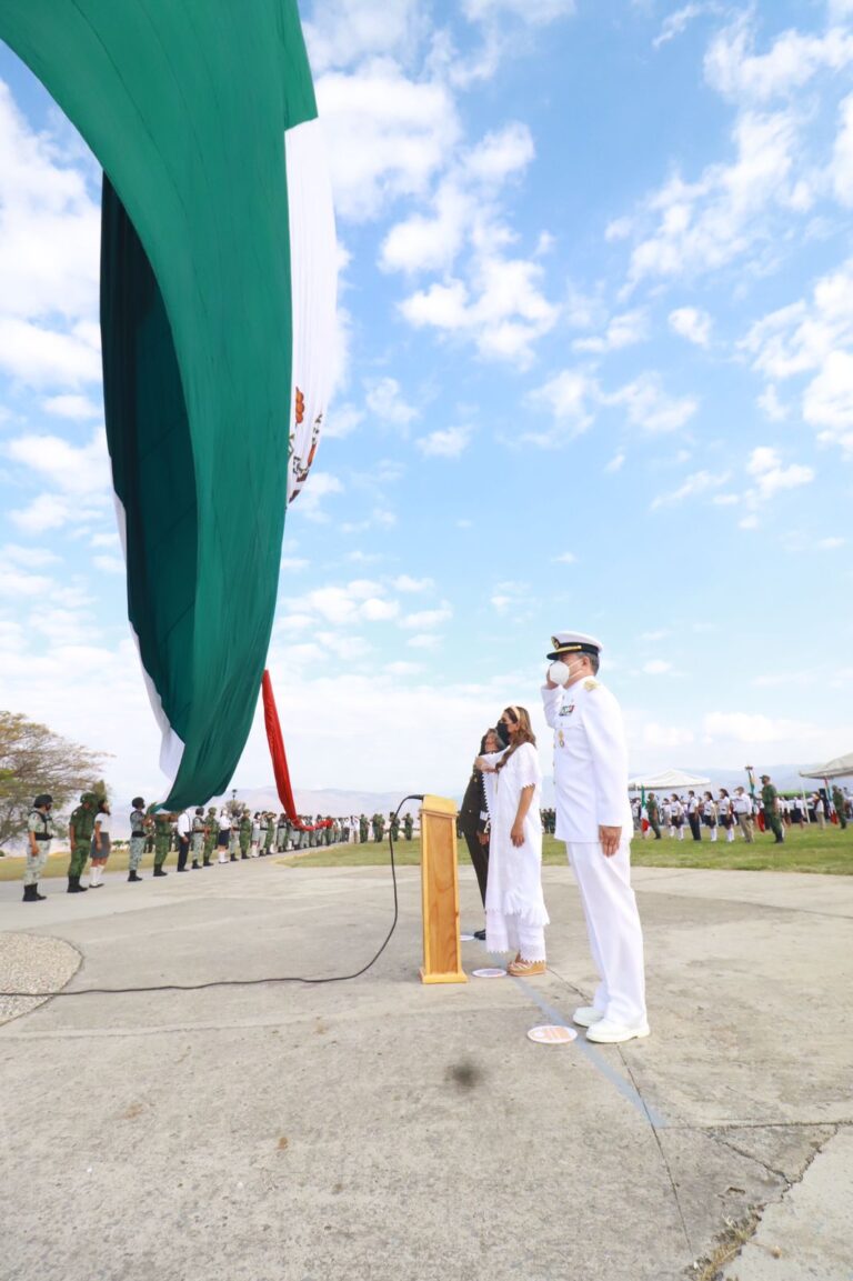 Conmemora Evelyn Salgado Pineda Día de la Bandera desde el Cerro del Tehuehue en Iguala