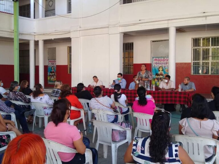 Se reúne la delegada regional de los Servicios Educativos Acapulco-Coyuca de Benítez, Martha Rocío Carachure Bustos,con maestros y padres de familia de las escuelas primarias «Manuel Ávila Camacho», «Miguel Hidalgo y Costilla» y la «Primer Congreso de Anáhuác» de esta ciudad y puerto, quienes demandan la reconstrucción de sus escuelas