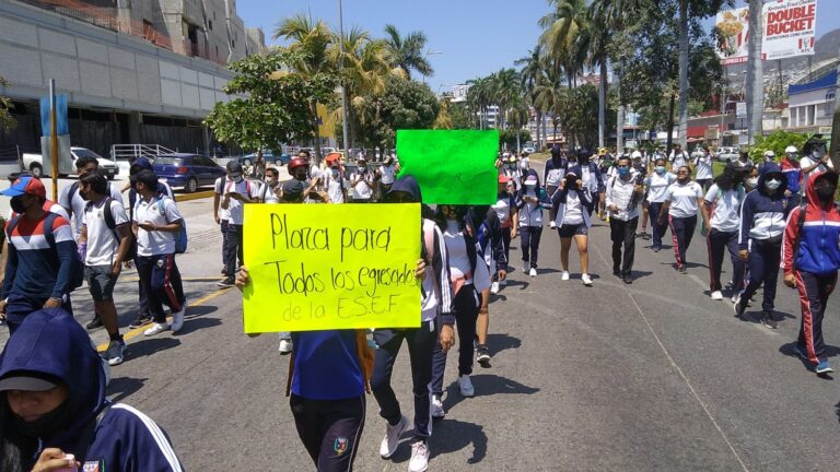 Estudiantes normalistas de la Escuela Superior de Educación Física marchan por la la costera Miguel Alemán