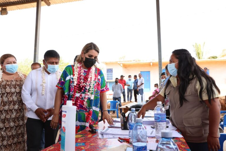 Visita Evelyn Salgado puesto de vacunación en el poblado de Rancho Viejo, en la región de la Montaña