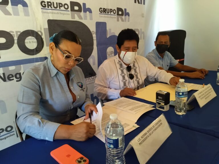 Firman convenio de colaboración de prácticas profesionales Grupo RH y CETIS N°116