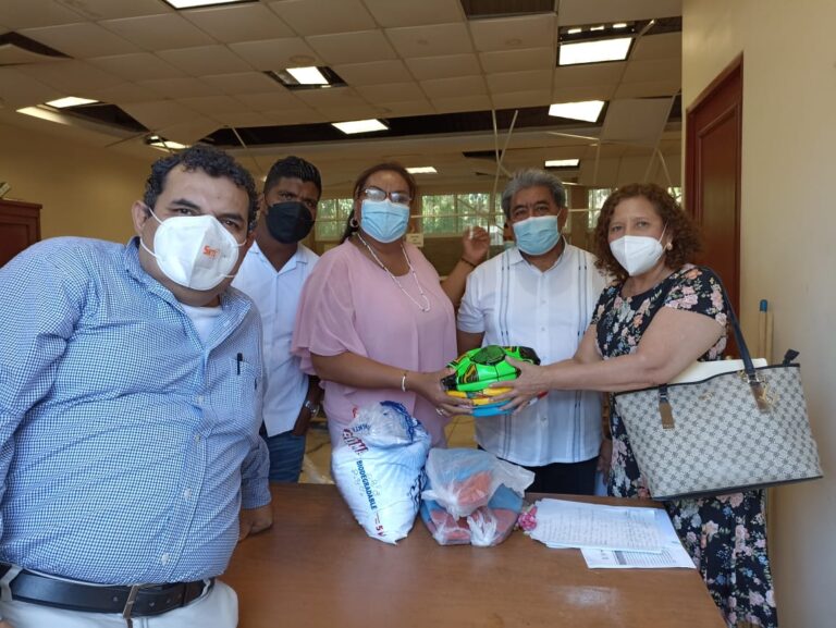 ENTREGA DELEGACIÓN DE LA SEG PAQUETES DE MATERIAL DE LIMPIEZA, DE OFICINA Y DEPORTIVO A ESCUELAS DE ACAPULCO